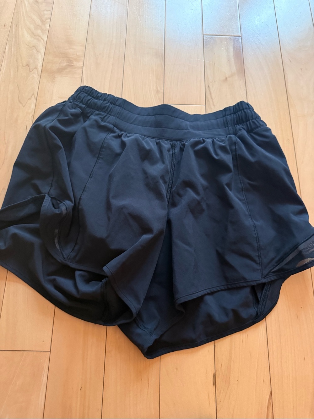 Lululemon Women’s Hotty Hot high rise lined Black shorts 4 inch - Picture 2 of 5